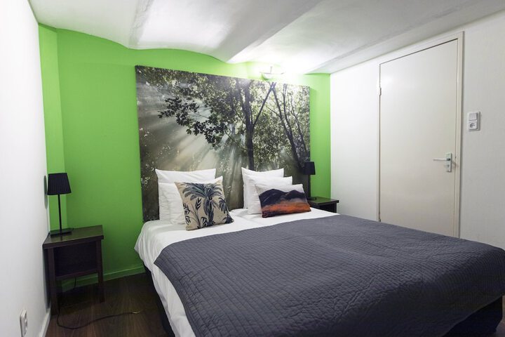 Room 48 of 96