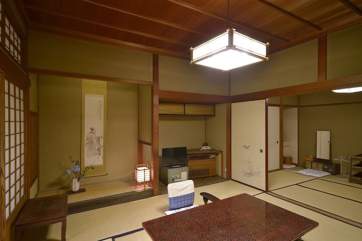 Room 22 of 107