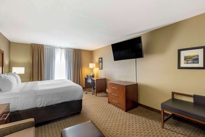 1 King Bed (2 of 23)