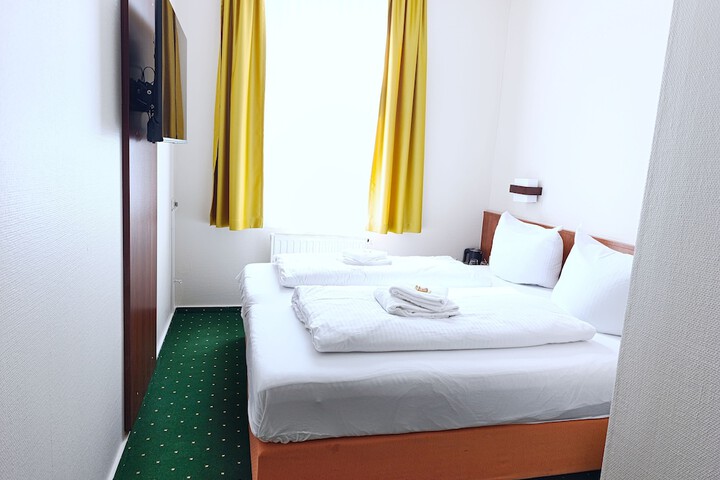 Room 11 of 36