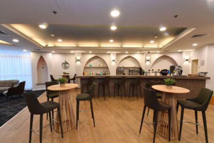 Lounge 2 of 23