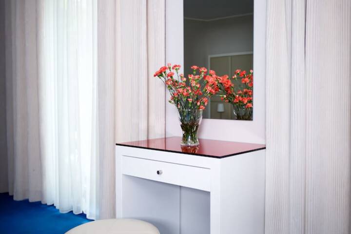 Room 27 of 43