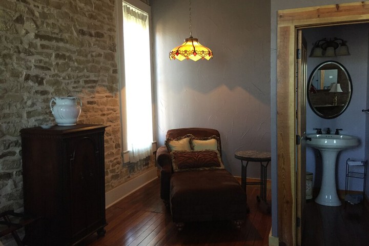 Room 4 of 9