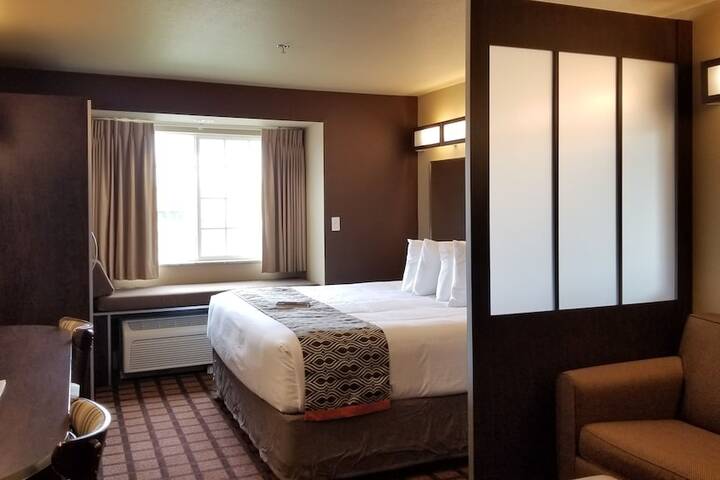 Suite Queen Bed (3 of 11)