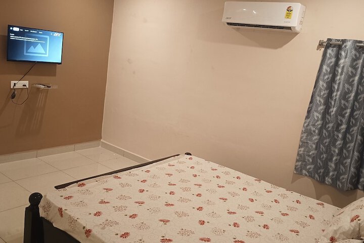 Room 3 of 8