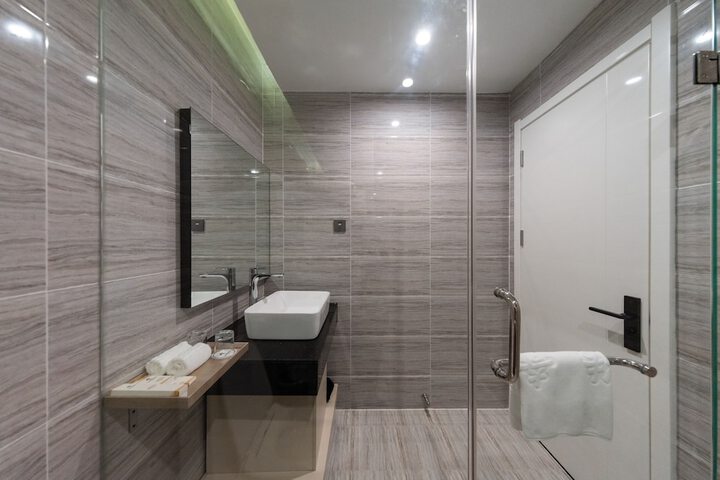Room 32 of 48