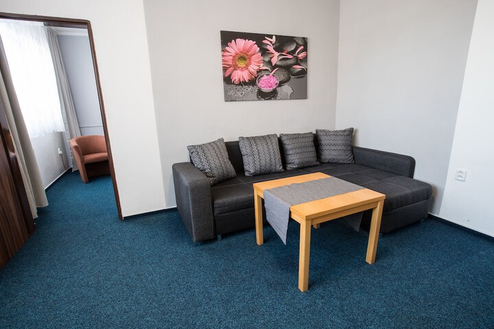 Room 8 of 28