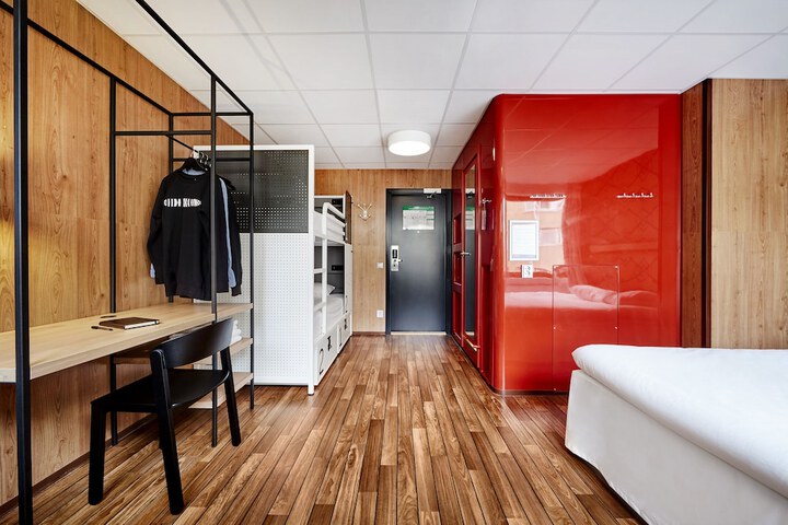 Room 14 of 65