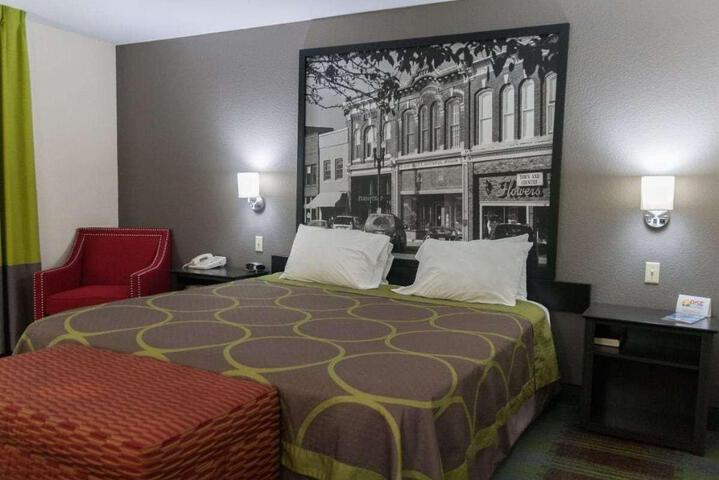 1 King Bed (6 of 17)