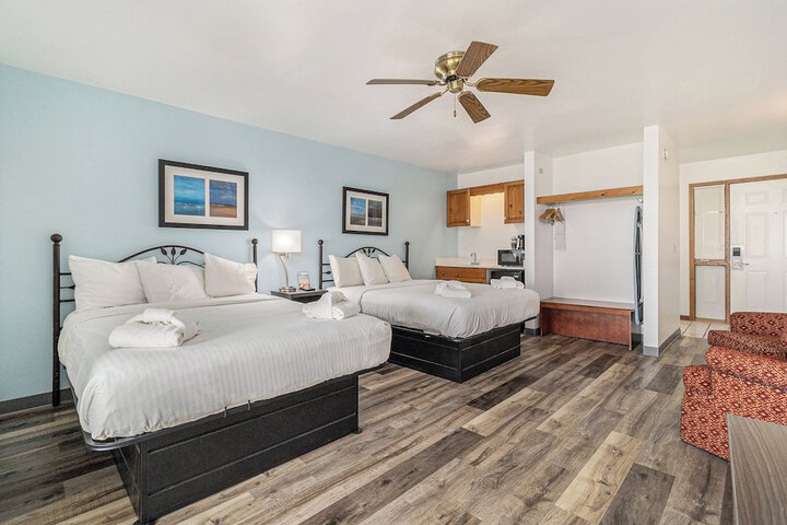 Economy Queen Bed Lake View Patio (12 of 82)