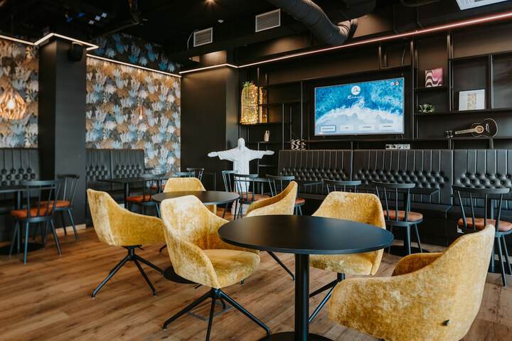 Lounge 54 of 59
