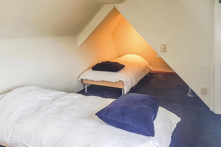 Room 4 of 12