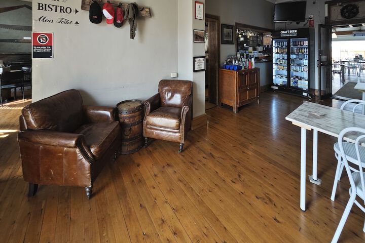 Lounge 28 of 37