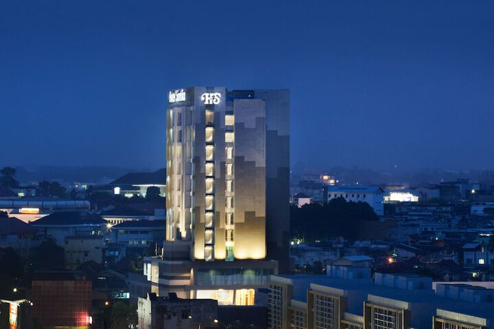 Exterior of Hotel Santika Radial Palembang