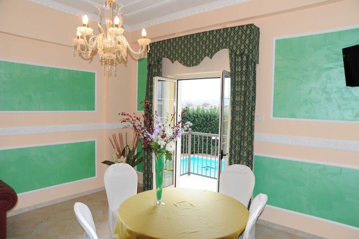 Room 7 of 28