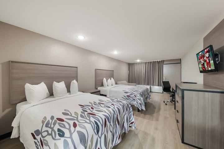 Deluxe 2 Queen Beds (3 of 9)