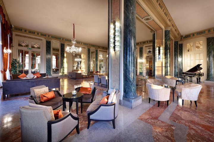 Lounge 58 of 73
