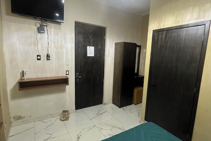 Room 10 of 27