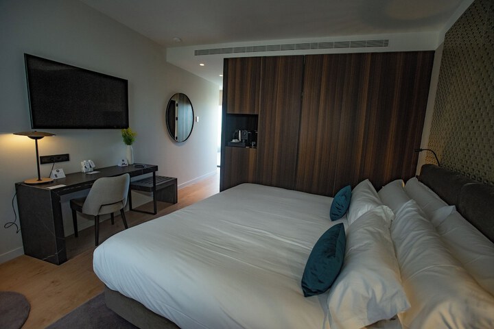 Room 8 of 94