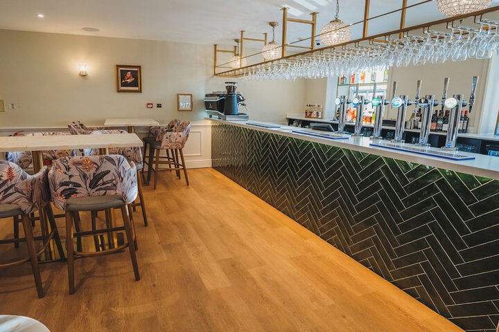 Lounge 63 of 85
