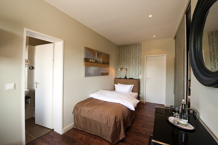 Room 3 of 9