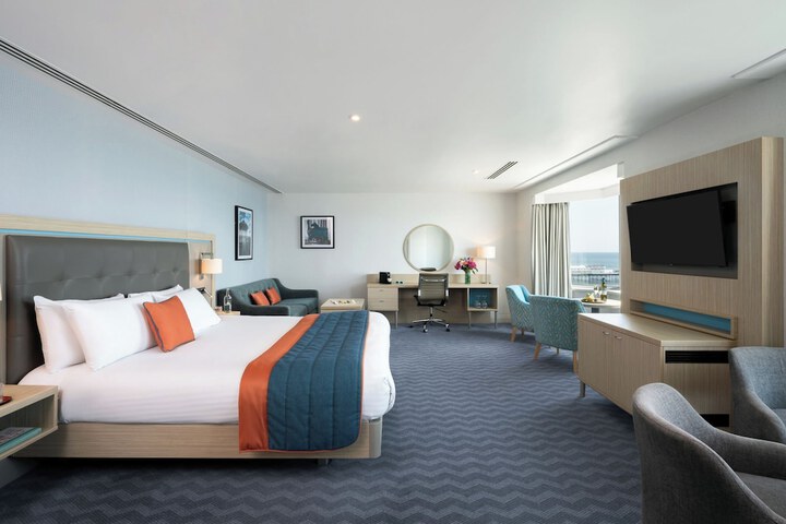 Room 33 of 74