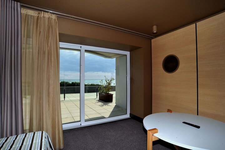 Room 28 of 100
