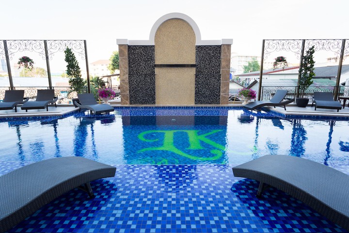 Pool 40 of 52