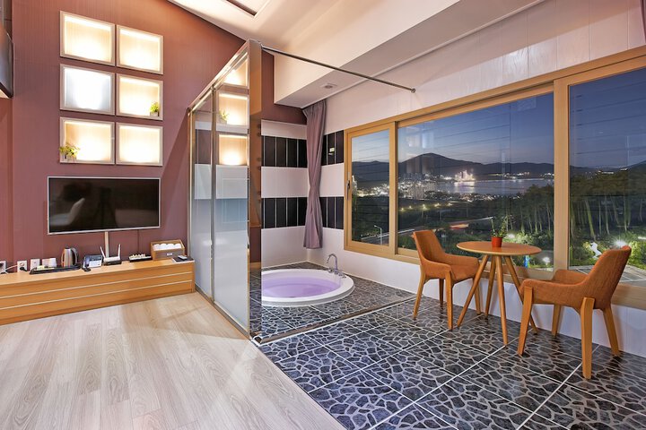 Room 36 of 62