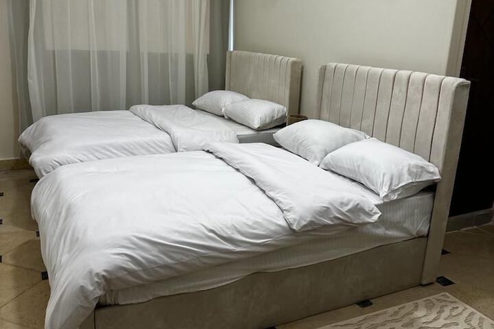 Room 9 of 37