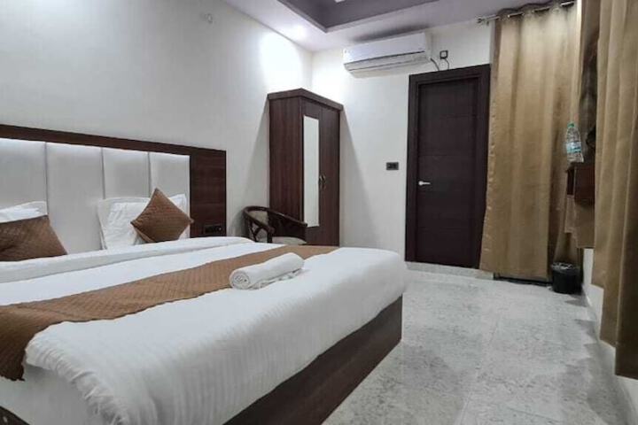Room 9 of 19