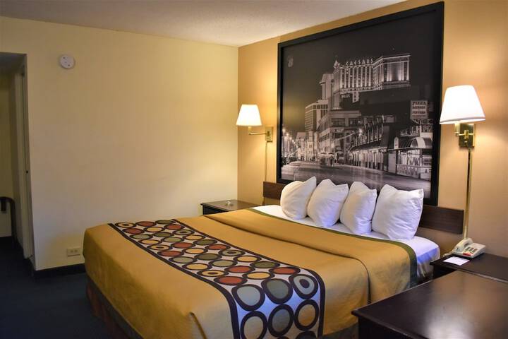 1 King Bed (5 of 7)