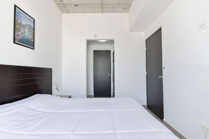 Room 8 of 83