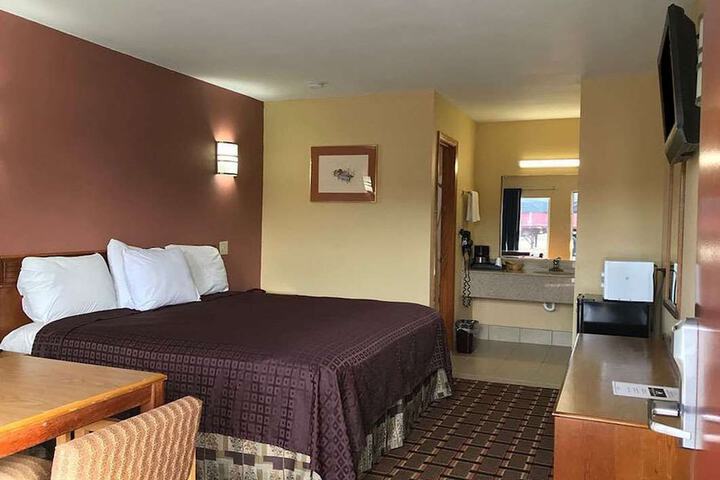 1 King Bed - Free WiFi, Microwave, Minifridge Coffeemaker, Hairdryer Cable TV HBO (8 of 11)