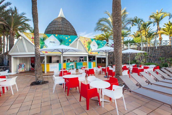 Swim-up bar