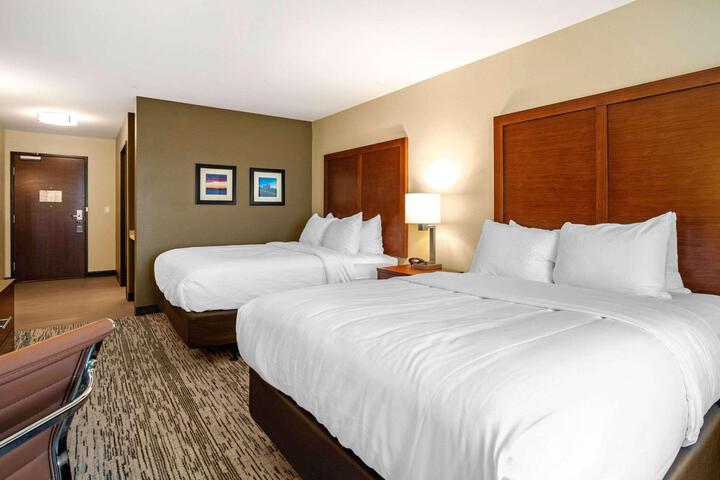 2 Queen Beds (10 of 11)