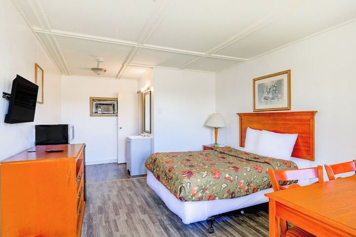 1 Queen Bed (15 of 20)