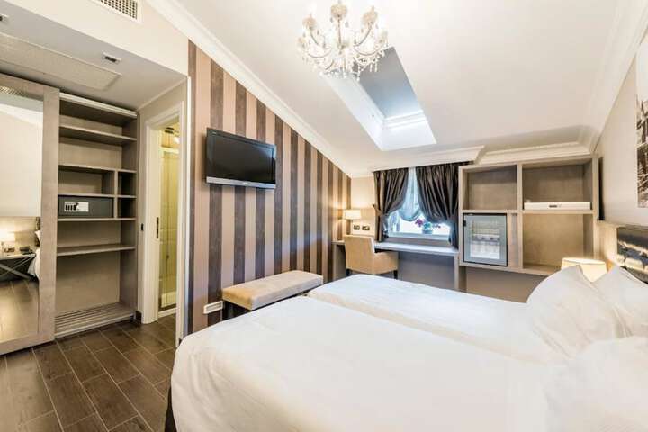 Room 7 of 26