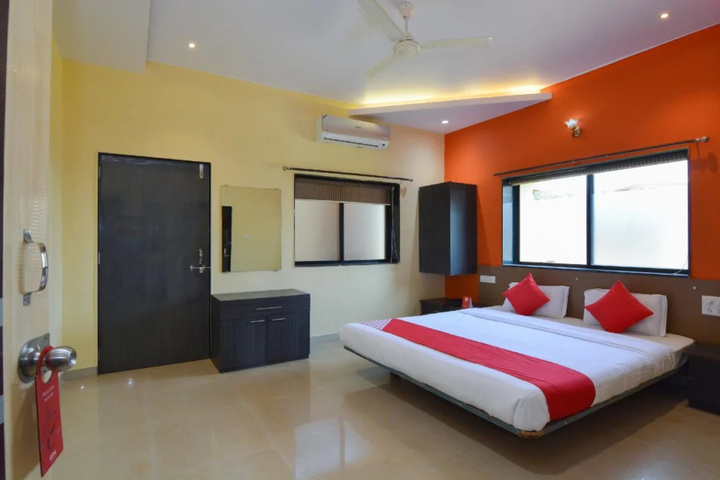 Room 4 of 13