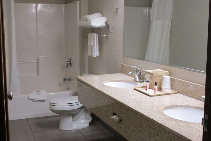 1 Queen Bed Accessible Room (17 of 17)