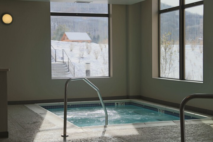 Indoor spa tub