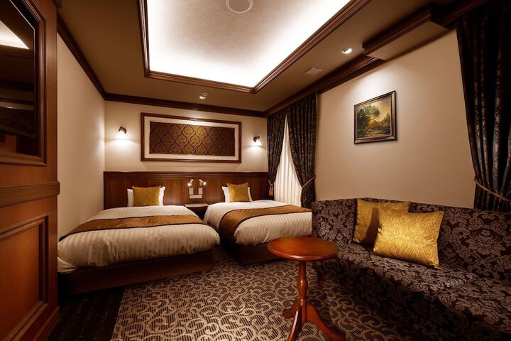 Room 10 of 28
