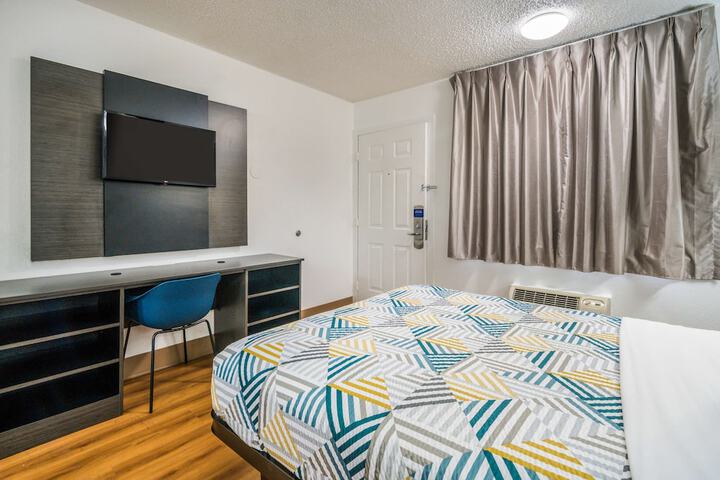 1 Queen Bed (1 of 14)