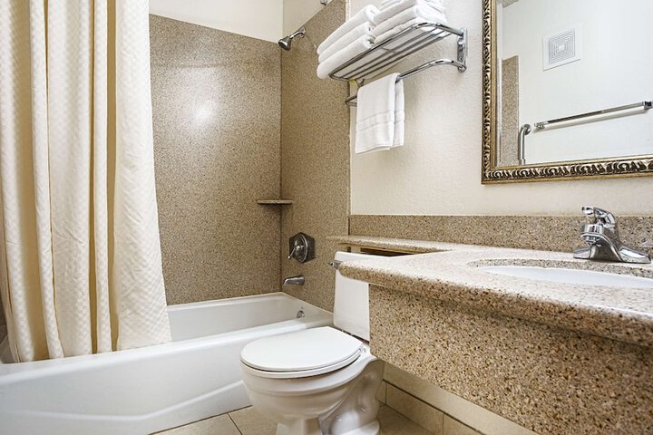 1 King Bed Microwave and Refrigerator WiFi Full Breakfast (1 of 17)