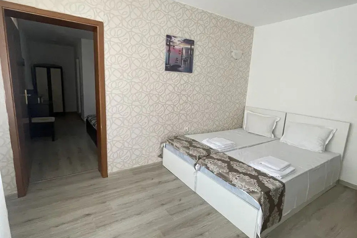 Room 4 of 16