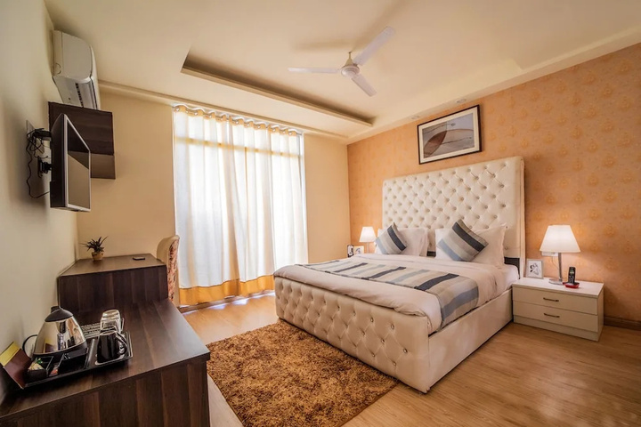 Room 4 of 16