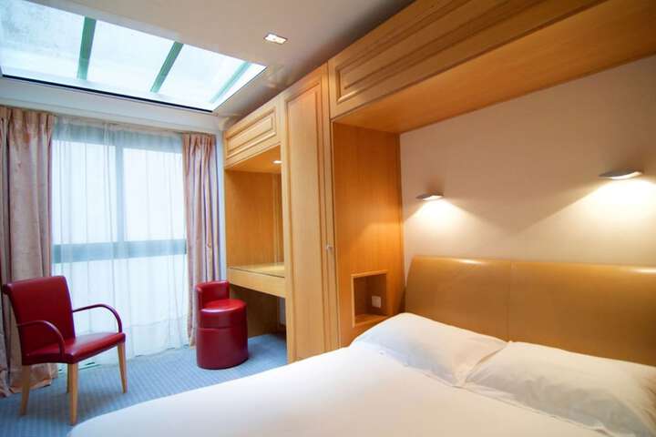 Room 17 of 40