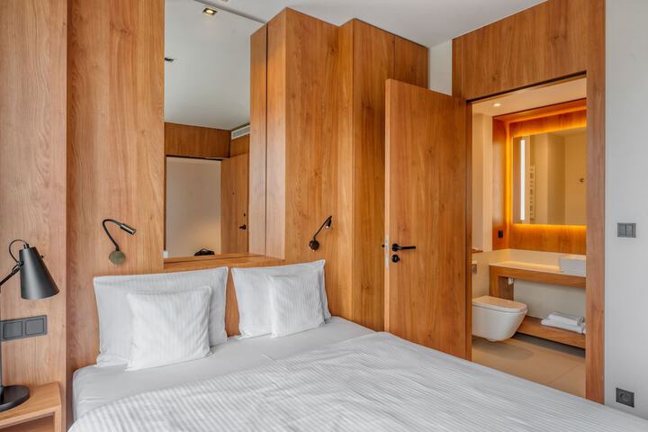 Room 11 of 38
