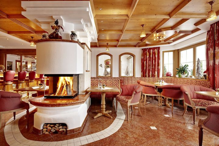 Lounge 27 of 28
