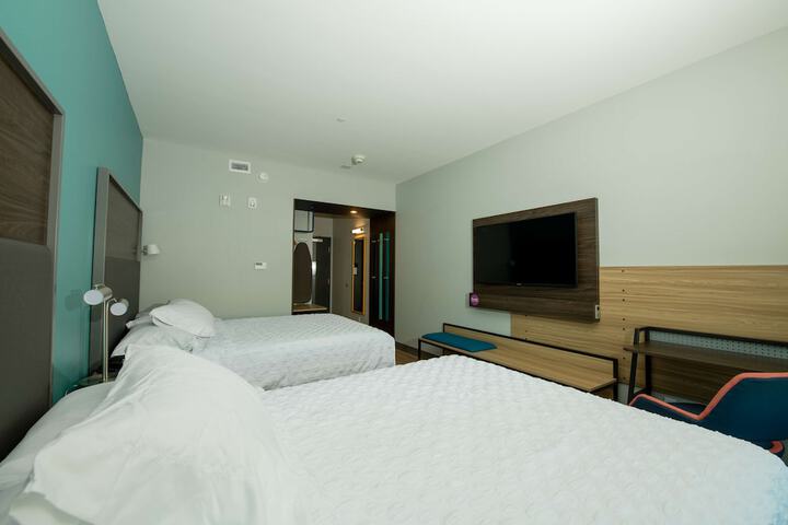 2 Queen Beds (2 of 6)